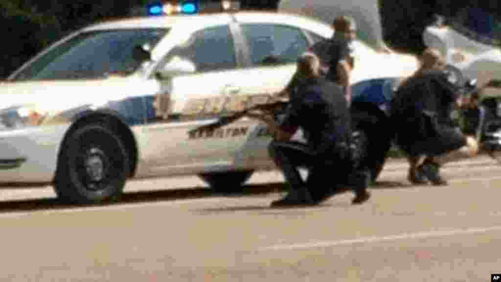 Des policiers se déploient après une fusillade à&nbsp;Chattanooga, Tennessee, &nbsp;le 16 juillet 2015.