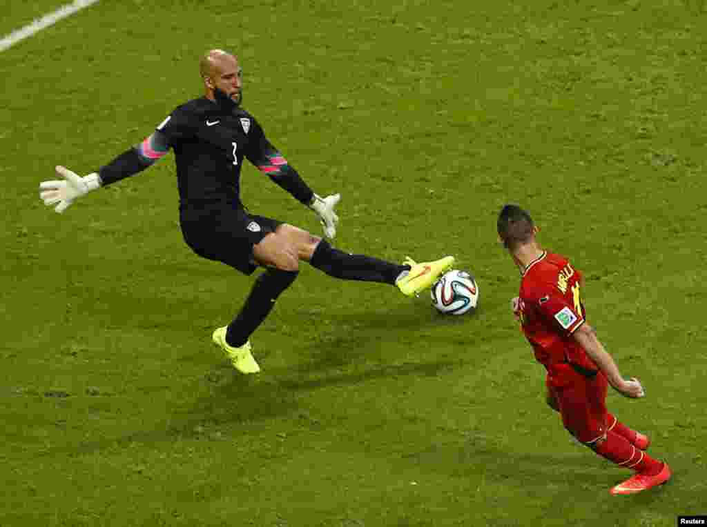 O guarda-redes americano, elevado a herói no dia a seguir ao jogo,&nbsp;Tim Howard bloqueando um remate do jogador belga Kevin Mirallas, na Arena Fonte Nova em Salvador, Julho 1, 2014.