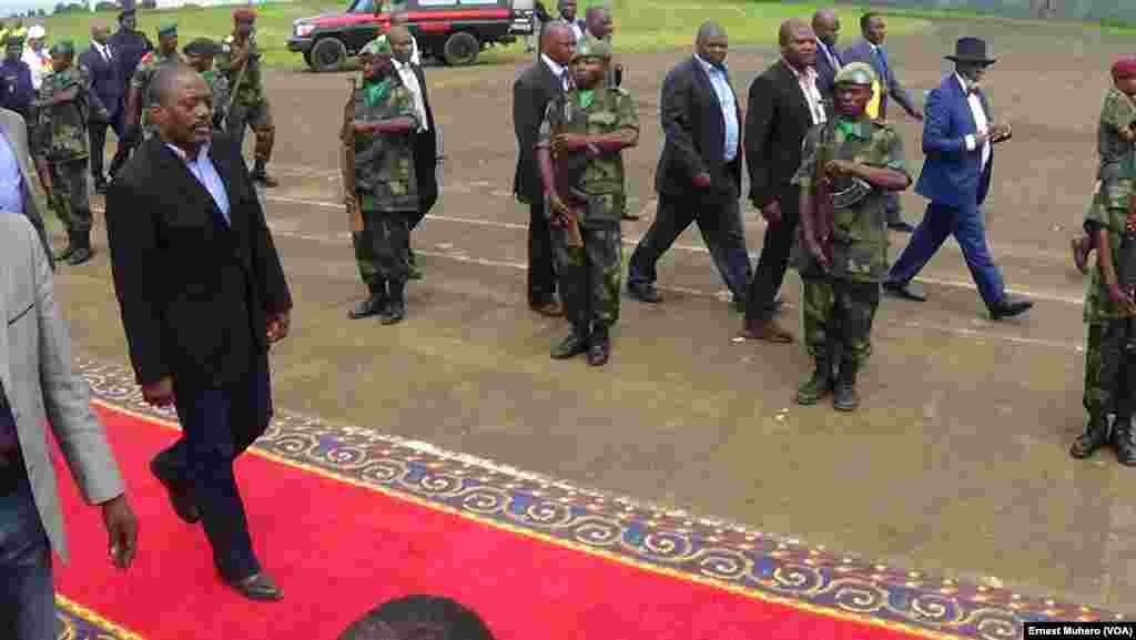 Le président Joseph Kabila a convoqué un dialogue politique, il&nbsp;a effectué une&nbsp;tournée dans l&#39;est,&nbsp;aéroport de Kavumu, à Bukavu, Sud-Kivu, RDC, 22 décembre 2015. VOA/Ernest Muhero
