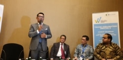 Gubernur Jabar Ridwan Kamil berbicara dalam West Java Investment Summit (WIJS), Oktober 2019. Emil telah meluncurkan Kredit Mesra dengan bunga ringan bagi usaha kecil dan mikro. (Foto: Rio Tuasikal/VOA)