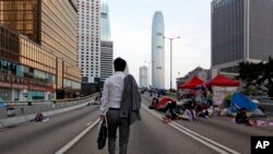 星期一，香港街头平静，部分抗议者留守，公务员恢复上班