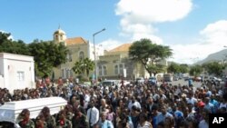 Cortejo fúnebre de Cesária Évora, nas ruas do Mindelo