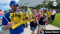 Miembros del exilio cubano en Miami durante una protesta organizada el 15 de noviembre de 2021 para apoyar a los manifestantes encarcelados por participar en la marcha del 11J.
