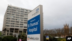 Une vue de l'hôpital St Thomas à Westminster où le Premier ministre britannique Boris Johnson a été placé en soins intensifs pour le traitement de COVID-19. (AP Photo/Frank Augstein)