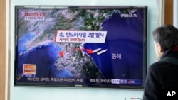 미·한 연합훈련이 시작된 2일 북한이 탄도미사일을 발사한 가운데 한국 서울역에서 시민들이 TV 뉴스를 시청하고 있다.