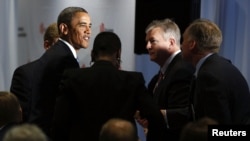 U.S. President Barack Obama (L) shakes hands at the Business Roundtable in Washington, where he renewed his call for tax hikes on the wealthiest 2 percent of Americans and for an increase in the nation's borrowing limit, December 5, 2012.