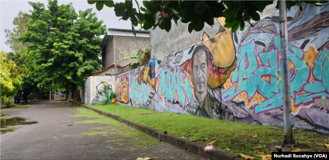 Mural di dinding salah satu kampus di Yogyakarta. (Foto: VOA/Nurhadi)