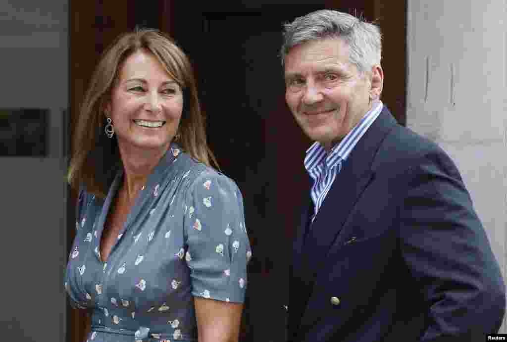 Michael and Carole Middleton arrive at the Lindo Wing of St. Mary&#39;s Hospital the day after their daughter, Britain&#39;s Catherine, Duchess of Cambridge, gave birth to a baby boy, London, July 23, 2013.&nbsp;