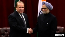 Pakistan's Prime Minister Nawaz Sharif (L) shakes hands with India's Prime Minister Manmohan Singh during the United Nations General Assembly in New York, Sept. 29, 2013.