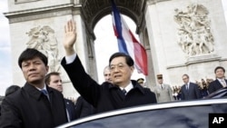 Chinese President Hu Jintao waves after laying a wreath at the unknown soldier's tomb, at the Arc of Triomphe, in Paris, 5 November 2010.