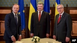 Ukrainian President Petro Poroshenko (C), European Council President Donald Tusk (L), and European Commission President Jean-Claude Juncker pose for a photo during the EU-Ukraine summit in Kyiv, Ukraine, April 27, 2015.