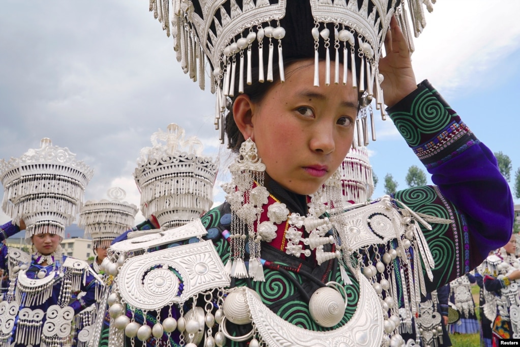 中國四川省涼山彝族自治州布拖縣，彝族女孩等待參加傳統表演，慶祝火把節。