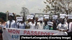 Quelques personnes manifestent contre le retrait du passeport semi-biométrique à Kinshasa, RDC, 20 septembre 2017. (Twitter/LeCongolais)