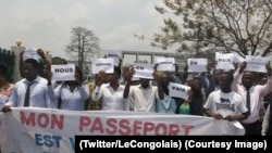 Quelques personnes manifestent contre le retrait du passeport semi-biométrique à Kinshasa, RDC, 20 septembre 2017. (Twitter/LeCongolais)