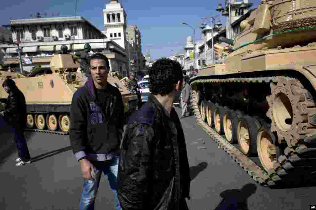 12月6日，埃及軍方的坦克部署在開羅總統府附近 