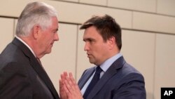 Le secrétaire d'État américain Rex Tillerson, à gauche, converse avec le ministre ukrainien des Affaires étrangères Pavlo Klimkin lors d'une réunion des ministres des Affaires étrangères des 28 pays de l'OTAN à Bruxelles, le vendredi 31 mars 2017.