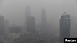 北京市中心商业区2015年12月8日遭重污染雾霾笼罩。