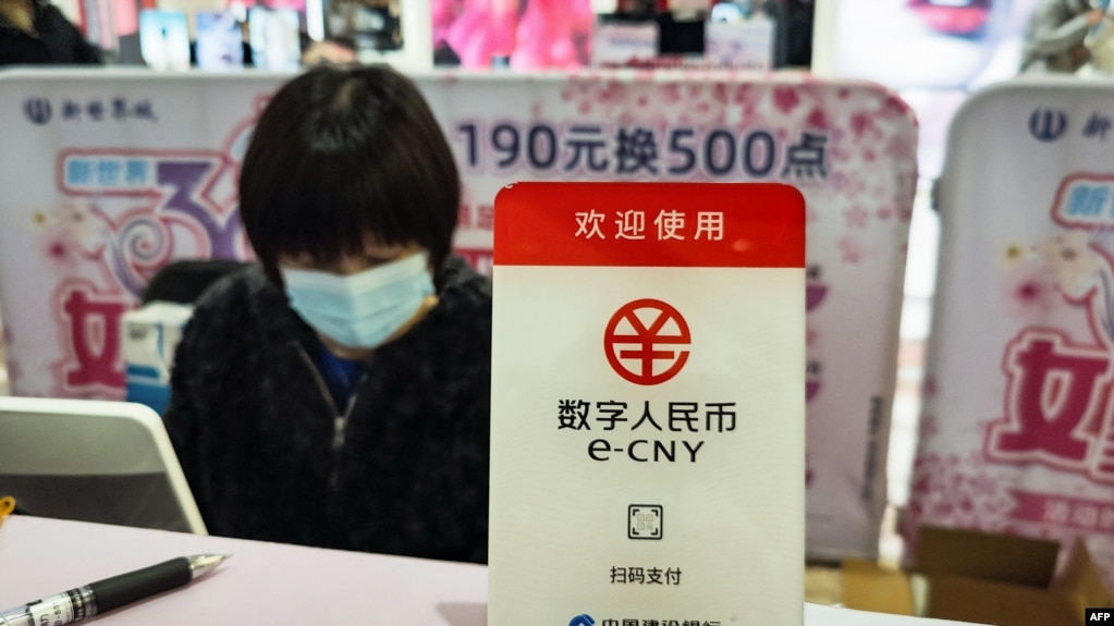 上海一家商场交款处设有“欢迎使用数字人民币”的牌子。（2021年3月8日）(photo:VOA)
