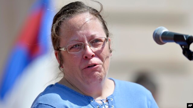 Kim Davis agradeció a sus seguidores al salir este martes de la cárcel.
