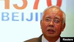 Thủ tướng Malaysia Najib Razak nói chuyện với phóng viên báo chí, tại sân bay quốc tế Kuala Lumpur, về chiếc máy bay mất tích 15/3/14