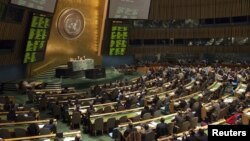 Suasana pemungutan suara di dalam sidang Majelis Umum PBB di kantor pusat New York (Foto: dok). Majelis Umum PBB telah sepakat untuk memulai kembali pembicaraan terkait perjanjian yang mengatur perdagangan senjata konvensional, Senin (24/12).