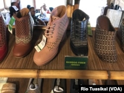 Sejumlah sepatu dari bahan serat bambu dipamerkan dalam ajang "Bambu is Wonderful" di Bandung, Senin (26/11/2018) sore. Bambu dipercaya memiliki komponen anti-bakteri yang membuatnya tidak mudah bau, meski riset soal ini masih sedikit. (Foto: VOA/Rio Tua