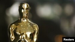 Piala Oscar berlapis emas setinggi 34 sentimeter yang menjadi kebanggaan insan film. 