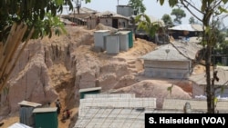 FILE - Rohingya shacks are seen on the slope of a hill in a refugee camp in Balukhali, Cox's Bazar, Bangladesh. Aid agencies are working to relocate refugees from such landslide-prone areas to safer flatlands. (S. Haiselden/VOA) 