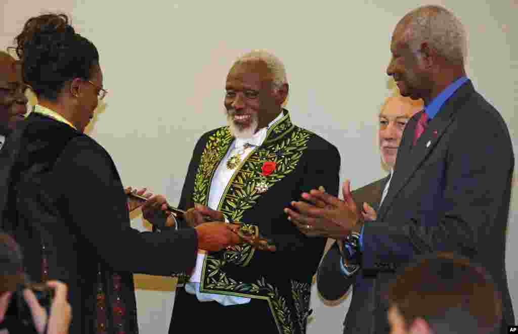 Le sculpteur sénégalais Ousmane Sow, reçoit l&#39;épée de l&#39;Académie française à Paris, le 11 décembre 2013.