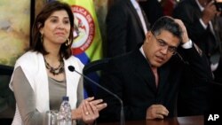 Los cancilleres de Colombia, María Angela Holguín, y de Venezuela, Elías Jaua, tendrán que resolver las tensiones por el encuentro del presidente Juan Manuel Santos y el líder opositor Henrique Capriles.