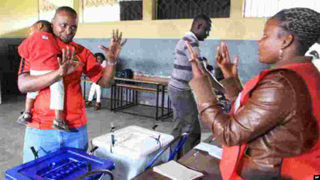 Un électeur passe par le processus de vote dans un bureau de vote, à Maputo, au Mozambique, le mercredi 15 octobre 2014. (AP Photo / Ferhat Momade) 