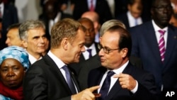 ປະທານາທິບໍດີ ຝຣັ່ງ ທ່ານ Francois Hollande (ຂວາ) ໂອ້ລົມກັບ ປະທານສະພາຢູໂຣບ ທ່ານ Donald Tusk ຢູ່ທີ່ກອງປະຊຸມສຸດຍອດ ກ່ຽວກັບອົບພະຍົບ ຢ່າງບໍ່ເປັນທາງການ ຢູ່ນະຄອນຫຼວງ Valletta ປະເທດ Malta, ວັນທີ 11 ພະຈິກ 2015.