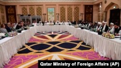 Utusan Khusus Kementerian Luar Negeri Qatar Mutlaq Bin Majid Al-Qahtanithe, Utusan Khusus AS untuk Afghanistan, Zalmay Khalilzad, dan Wakil Komandan Taliban untuk Urusan Politik, Mulla Abdul Ghani Berader, melakukan pembicaraan di Doha, 25 Februari 2019.