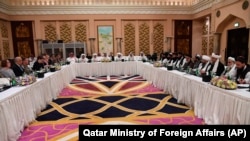 قطر کی وزارت خارجہ کی طرف سے افغان امن مذاکرات کے اجلاس کی جارک کی جانے والی ایک تصویر۔ 26 فروری 2019
