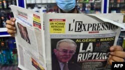 ARCHIVES - "Algérie-Maroc: la rupture" titre un quotidien d'Alger, le 25 août 2021.