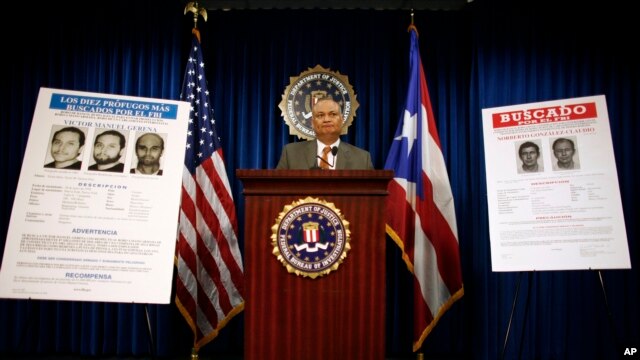 Foto de archivo de la presentación de carteles en los que se busca a Víctor Manuel Gerena, uno de los fugitivos más buscados por el FBI que aún vive en Cuba.