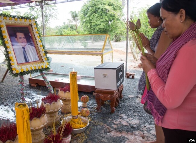 រូបឯកសារ៖ ប្រជាពលរដ្ឋអុជធូបគោរពវិញ្ញាណក្ខន្ធលោកបណ្ឌិត កែម ឡី អ្នកវិភាគកិច្ចអភិវឌ្ឍន៍សង្គមនៅស្រុកត្រាំកក់ ខេត្តតាកែវ នៅថ្ងៃសៅរ៍ ទី១៣ ខែសីហា ឆ្នាំ២០១៦។ (ឡេង ឡែន/VOA)