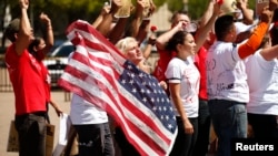 今年8月，抗议者在白宫外面高呼口号，反对驱逐非法移民。2014年11月21日，美国总统奥巴马签署了两项行政命令，改革美国的移民政策。