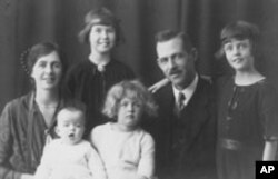 Margaret Hollister (top left) with family in 1926