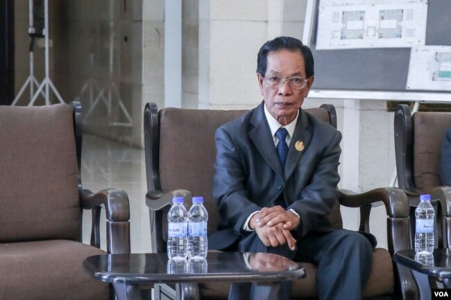 លោក រស់ ច័ន្ទត្រាបុត្រ អ្នកប្រវត្តិសាស្ត្រខ្មែរ និងជាជំនួយការរបស់លោកនាយករដ្ឋមន្ត្រី ហ៊ុន សែន នៅក្នុងសន្និសីទសារព័ត៌មានមួយ ដែលរៀបចំឡើងដើម្បីបង្ហាញជំហររបស់រដ្ឋាភិបាលអំពីទំនាក់ទនងខ្មែរ-ចិន ក្រោយពីមានការរិះគន់ពីសាធារណជនទូទៅ ទៅលើការហូរចូលយ៉ាងគំហុកនៃជនជាតិចិនមកកម្ពុជា នៅរាជធានីភ្នំពេញ ថ្ងៃទី១១ ខែមីនា ឆ្នាំ២០១៩។ (ខាន់ សុគុំមនោ/VOA)