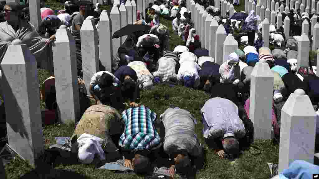 People pray during a funeral service at the Potocari memorial complex near Srebrenica, 150 kilometers northeast of Sarajevo, Bosnia and Herzegovina, July 11, 2015.