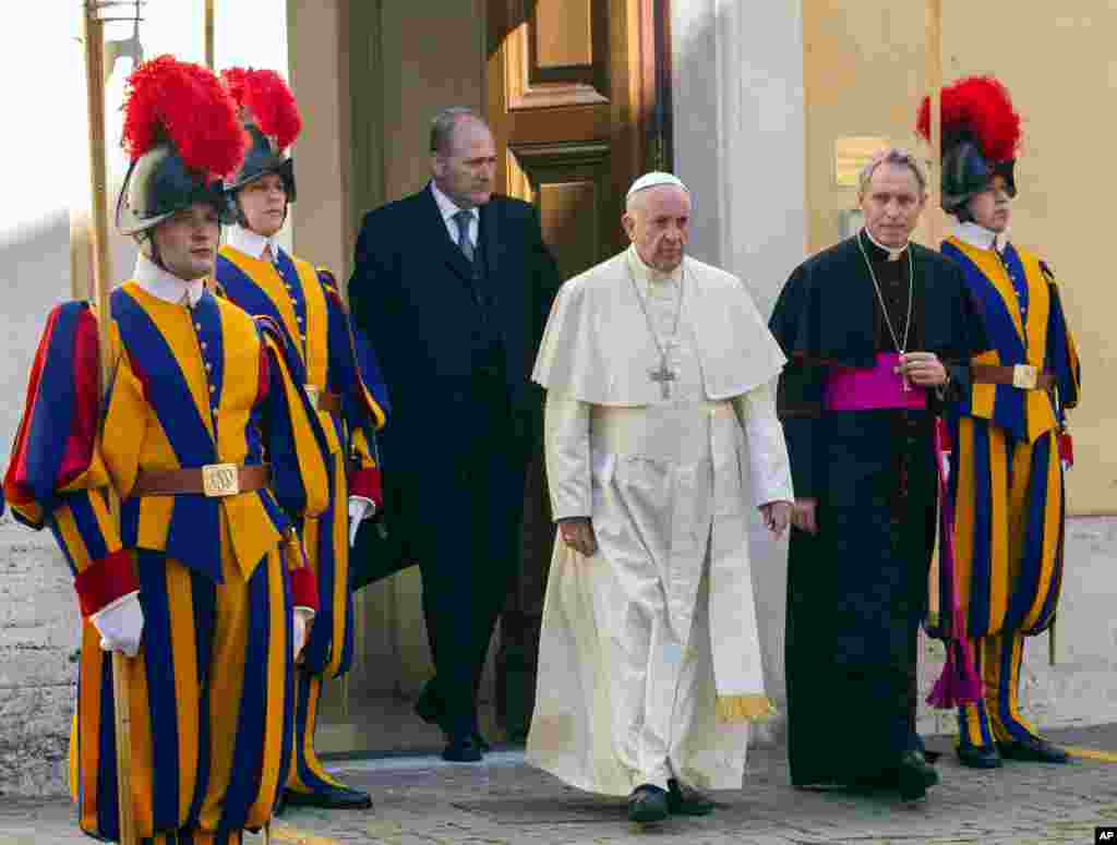 Cuban President Raul Castro has been welcomed at the Vatican by Pope Francis, who played a key role in the breakthrough between Washington and Havana aimed at restoring U.S.-Cuban diplomatic ties, at the Vatican, May 10, 2015.