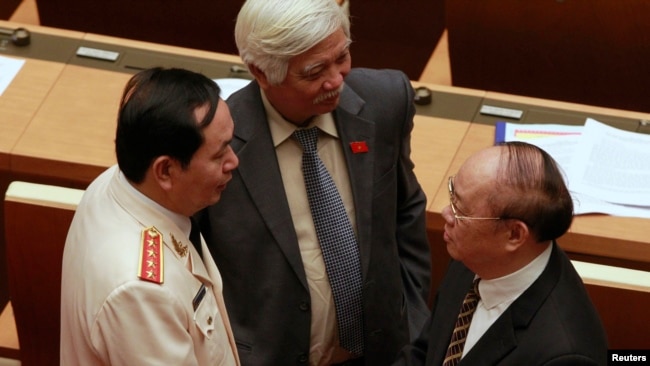 Đại biểu quốc hội Dương Trung Quốc (giữa) đang trao đổi với các đại biểu khác trong bức cảnh chụp năm 2016.