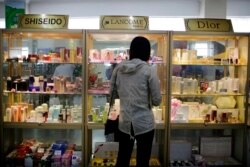 Seorang wanita melihat pajangan kosmetik dan parfum impor di lantai dua department store kelas atas Potonggang di Pyongyang, Korea Utara. (Foto: AP)