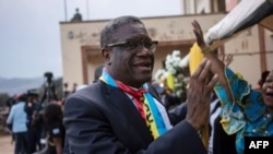 Le Nobel congolais de la paix Denis Mukwege devant une foule à Bukavu, Sud-Kivu, 27 décembre 2018. 