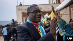 Le Nobel congolais de la paix Denis Mukwege devant une foule à Bukavu, Sud-Kivu, 27 décembre 2018.
