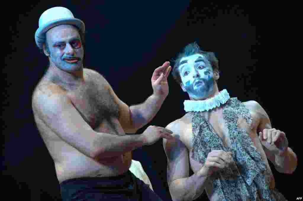 Король в костюме клоуна