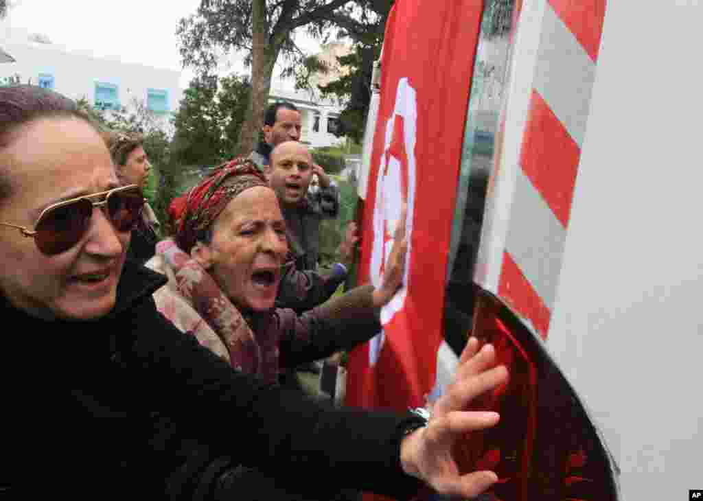 Des Tunisiens ont accompagn&eacute;&nbsp; l&#39;ambulance transportant le corps de Chokri Bela&iuml;d de son&nbsp; domicile &agrave; la maison de son p&egrave;re, &agrave; Tunis.