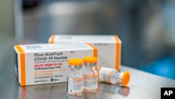 Pfizer montre des doses pour enfants de son vaccin COVID-19 à Puurs, en Belgique, le 29 octobre 2021.