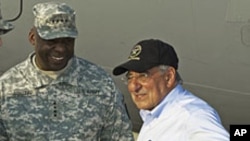 이라크를 방문, 로이드 로스틴 장군과 대화하는 파네타 국방장관 (우)